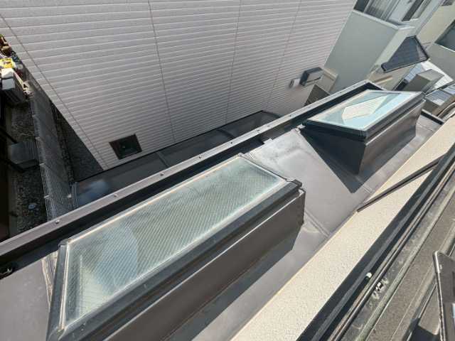 吹田市で防水工事前の現場調査、天窓まわりのシーリングひび割れと屋根面の色ムラを確認
